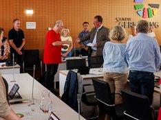 Ulrich Seibert wird im Germeringer Stadtrat vereidigt und gibt einer Person die Hand